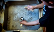 Опасные для здоровья ошибки при мытье посуды назвала эксперт