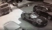 Водитель руками остановил покатившийся на Porsche КамАЗ