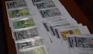 Пачки фальшивых тенге показали в Алматы