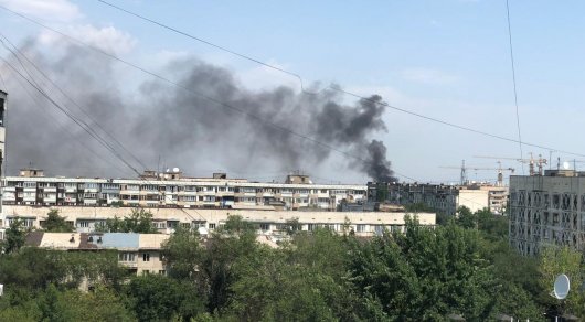 В Алматы горит здание на проспекте Назарбаева