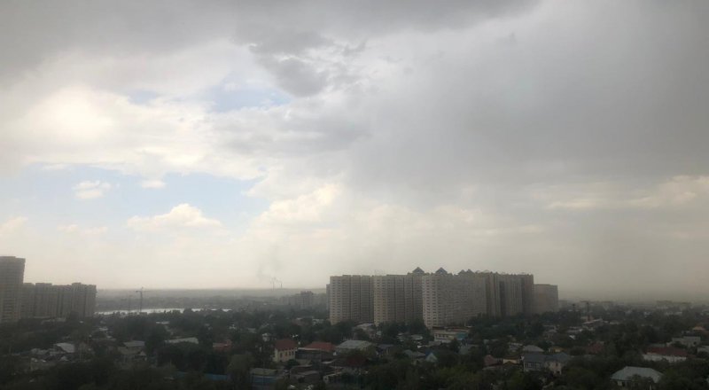 Пыльное облако накрыло Алматы