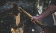 В Алматы задержан мужчина с топором, напавший на женщину 