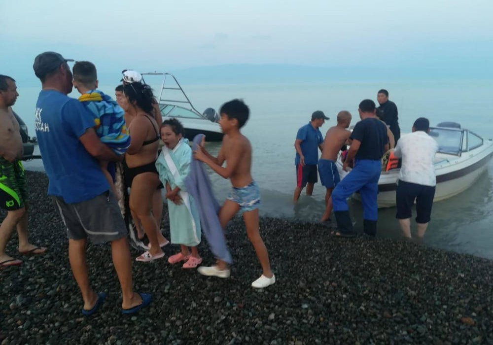 Туристы на Алаколе застряли на острове в шторм