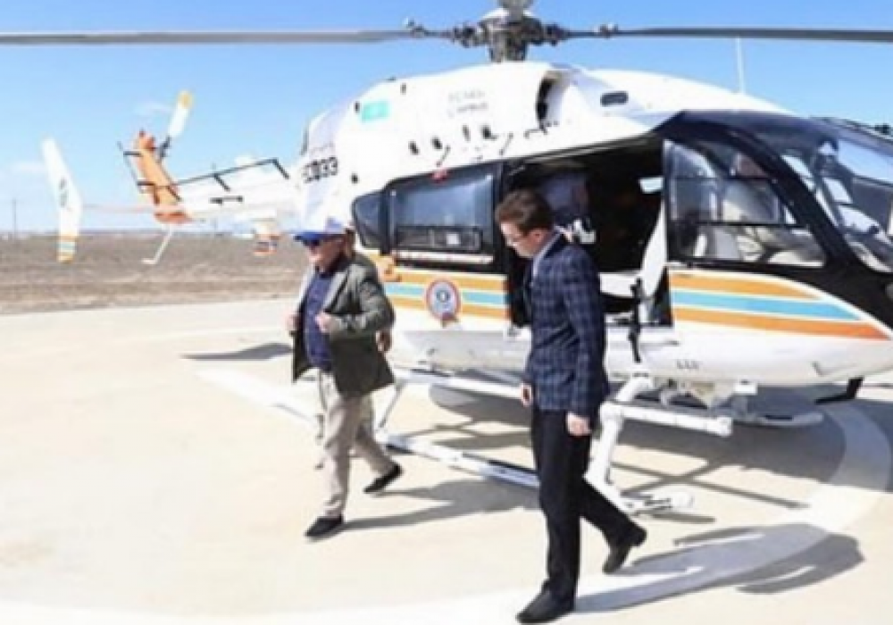 Фото акима Актюбинской области у вертолета обсуждают в Сети