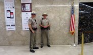 Конная полиция в США на привязи провела задержанного афроамериканца по улицам