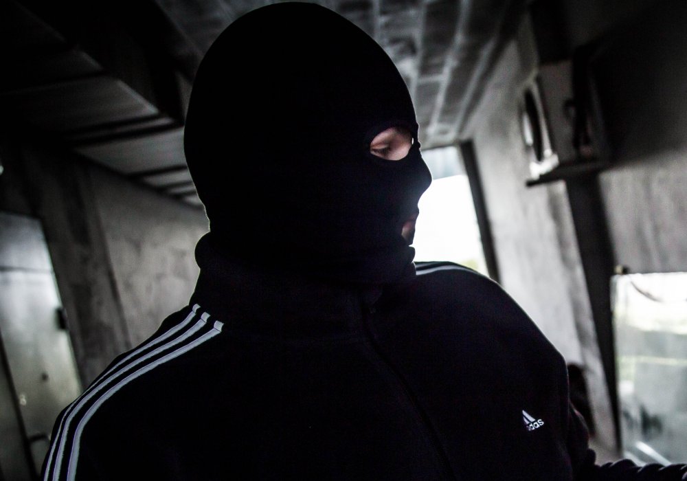 14 миллионов тенге украли у сельчанина двое грабителей в масках