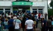 Жители выломали дверь спецЦОНа в Усть-Каменогорске