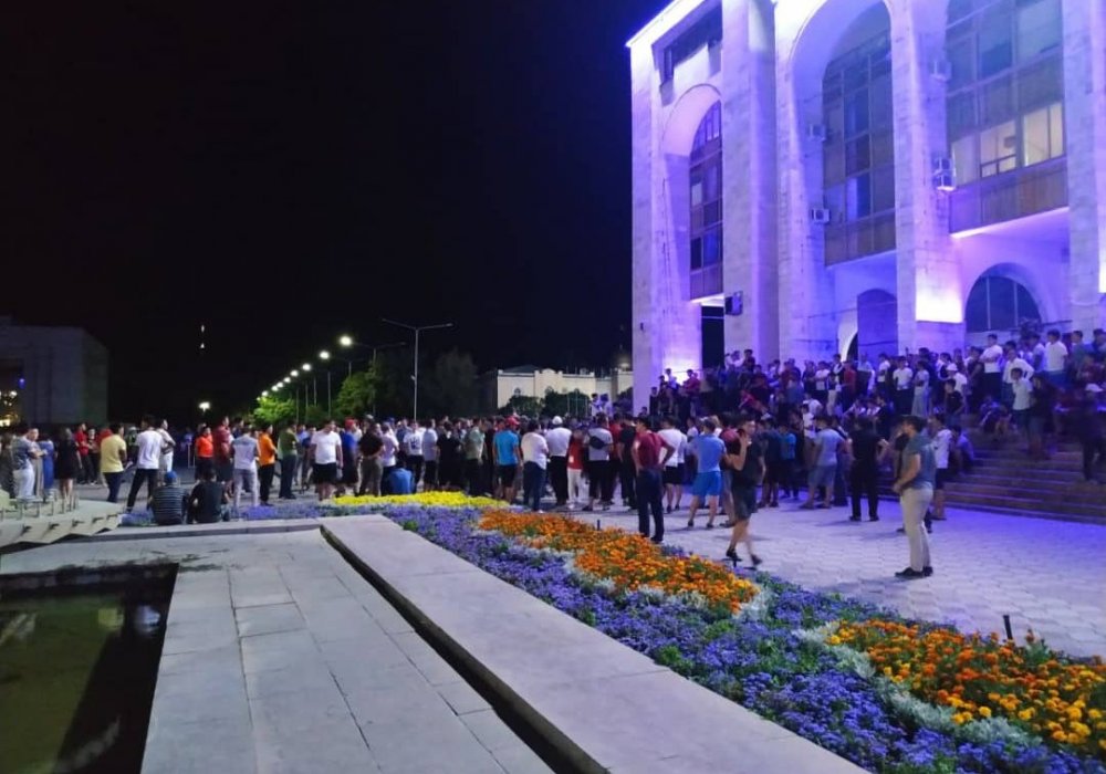 Сотни сторонников Атамбаева вышли на центральную площадь Бишкека