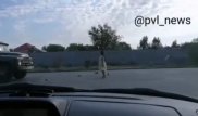 Странное поведение пьяной девушки попало на видео в Павлодаре