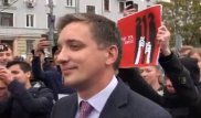 Толпа не дала бывшему казахстанскому журналисту выйти в эфир на митинге в Москве