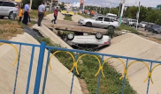 Автомобиль слетел в канал в Актобе