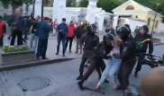 Полицейский ударил девушку в Москве: звезды объявили вознаграждение за его имя