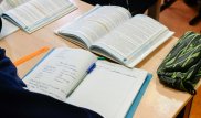 Министр предпочел бумажный учебник для своего ребенка