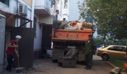 Два грузовика мусора собрала астанчанка в своей квартире