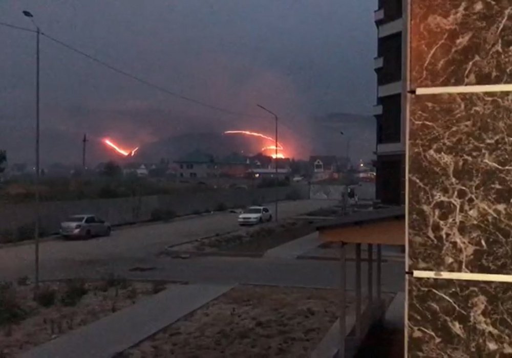 Крупный пожар тушат под Алматы