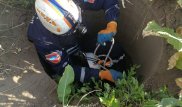Пенсионер упал в колодец и сломал позвоночник в Карагандинской области