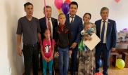 Многодетной семье, потерявшей дом из-за пожара, подарили новое жилье