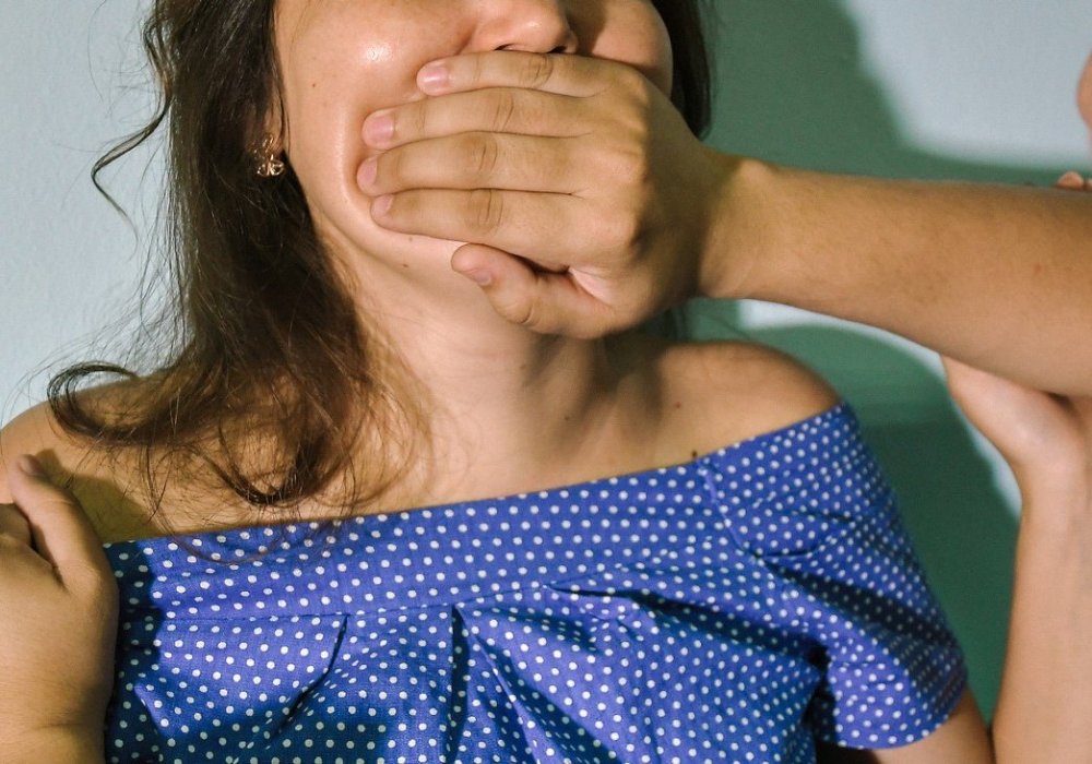 Алматинка обвинила отчима в регулярном изнасиловании с 13 лет