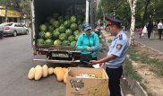 Продавцов арбузов и дынь убирают с улиц Алматы