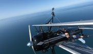 Алматинка прошлась по крылу летящего самолета в США