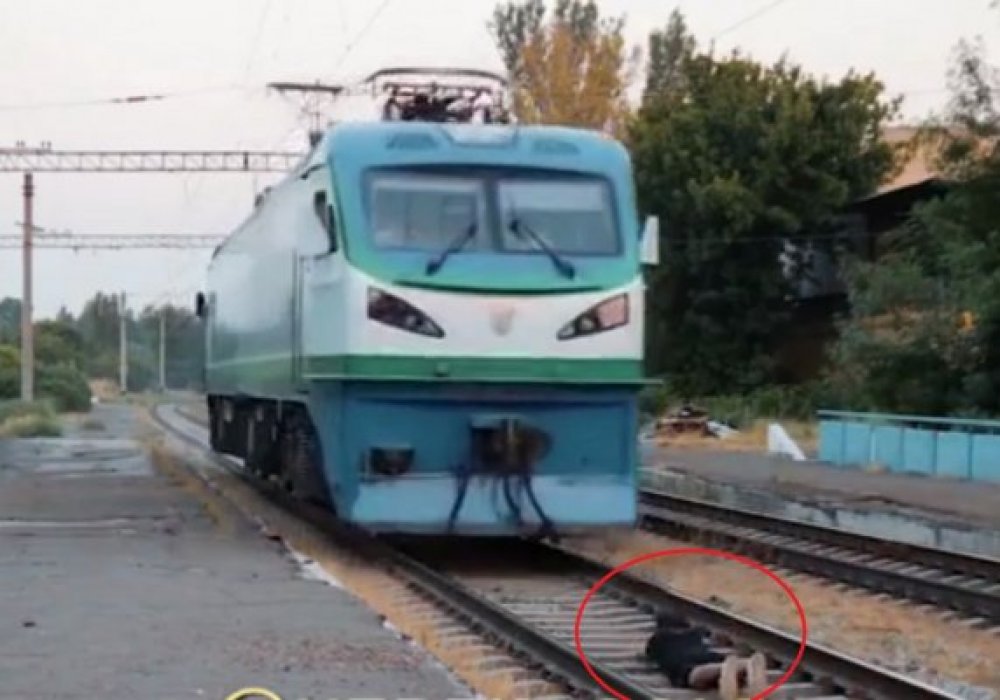 Блогер из Ташкента лег на рельсы под движущийся электровоз
