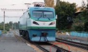Блогер из Ташкента лег на рельсы под движущийся электровоз