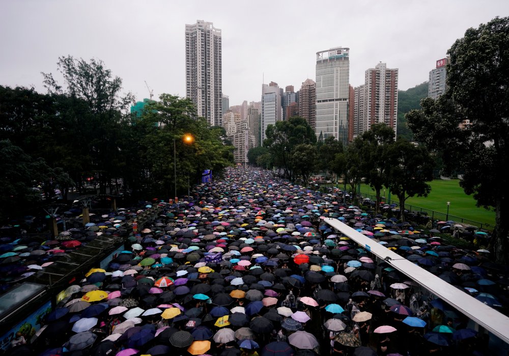 На улицы Гонконга вышли 1,7 миллиона протестующих