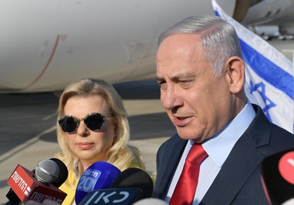 Чета Нетаньяху перед отлетом. Фото: Амос Бен-Гершум, ЛААМ