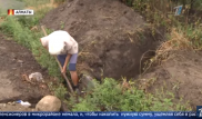 80-летняя алматинка вынуждена рыть траншею, чтобы не остаться без воды