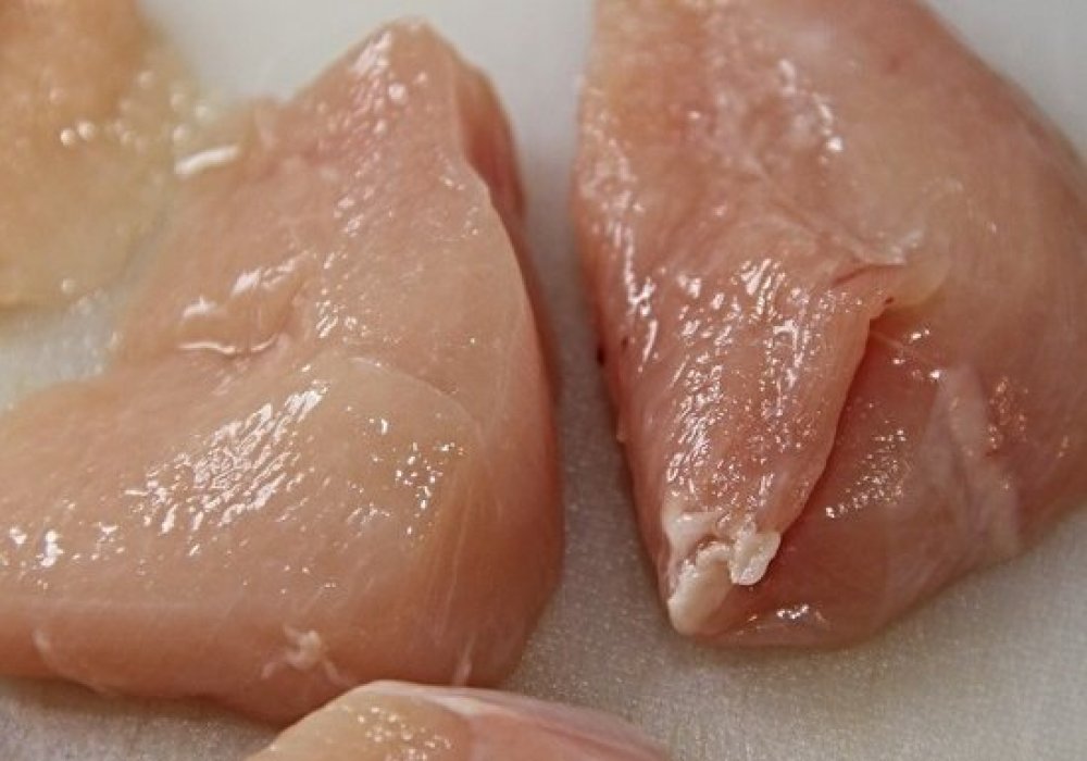Медики рассказали об опасности мытья сырой курицы