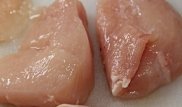 Медики рассказали об опасности мытья сырой курицы