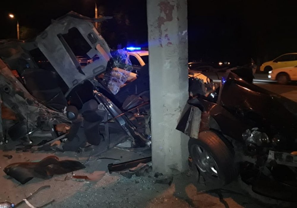 BMW разорвало на части при столкновении в Алматы