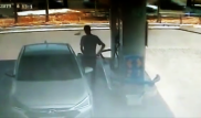 Видео с махинацией на заправке: бензин похитили у клиента "Гелиоса"