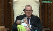 Спикер парламента Новой Зеландии нянчил младенца на заседании