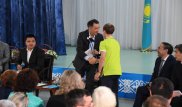 Сагинтаеву подарили палки для скандинавской ходьбы