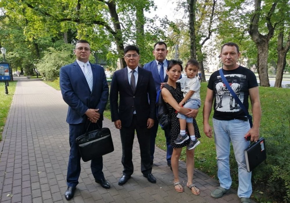 Казахстанке вернули ребенка, которого украл бывший муж из России