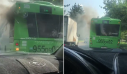 Дымящийся автобус с пассажирами сняли на видео в Алматы