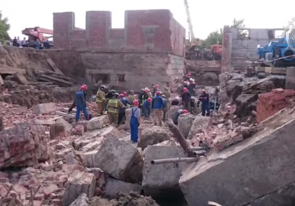 Казахстанец пострадал при обрушении стены в Новосибирске
