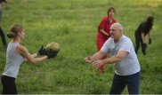 Лукашенко собрал арбузы с красивыми девушками