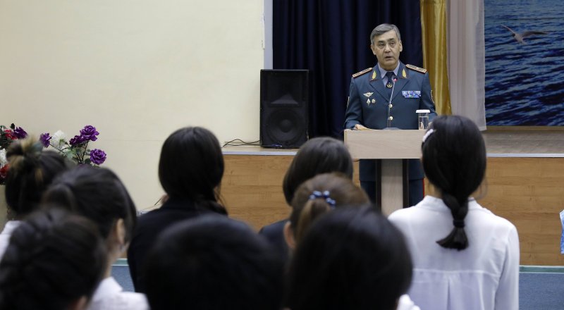 Министр обороны провел урок патриотизма для школьников в Косшы