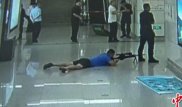 Снайпер уничтожил преступника, спрятавшись между ног у коллеги