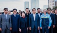 Богатырь подарил министру Актоты Раимкуловой сердечко