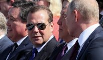 Нурсултан Назарбаев, Владимир Путин, Дмитрий Медведев и Аскар Мамин на ВДНХ в Москве. Фото РИА Новости