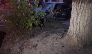 Mercedes врезался в дерево в Алматы: водитель погиб