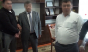 Появилось видео задержания должностных лиц Туркестанской области