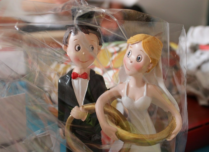 Неудачная шутка: невеста едва не задохнулась на глазах у гостей (видео)