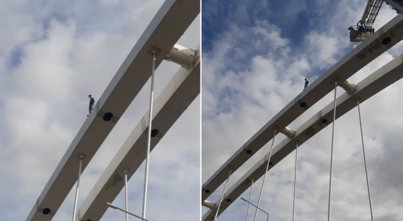 Мужчина забрался на мост в центре Нур-Султана