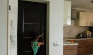 Казахстанские дети удивили реакцией на незнакомцев за дверью