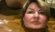 Чиновницу уволят за селфи в нефтяной ванне