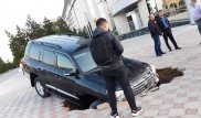 Внедорожник провалился под брусчатку в Актау